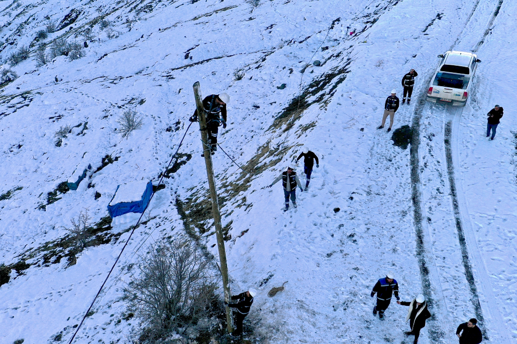 Doğu Anadolu'yu Aydınlatıyorlar: Karla Kaplı Dağlar, Engel Olmuyor...