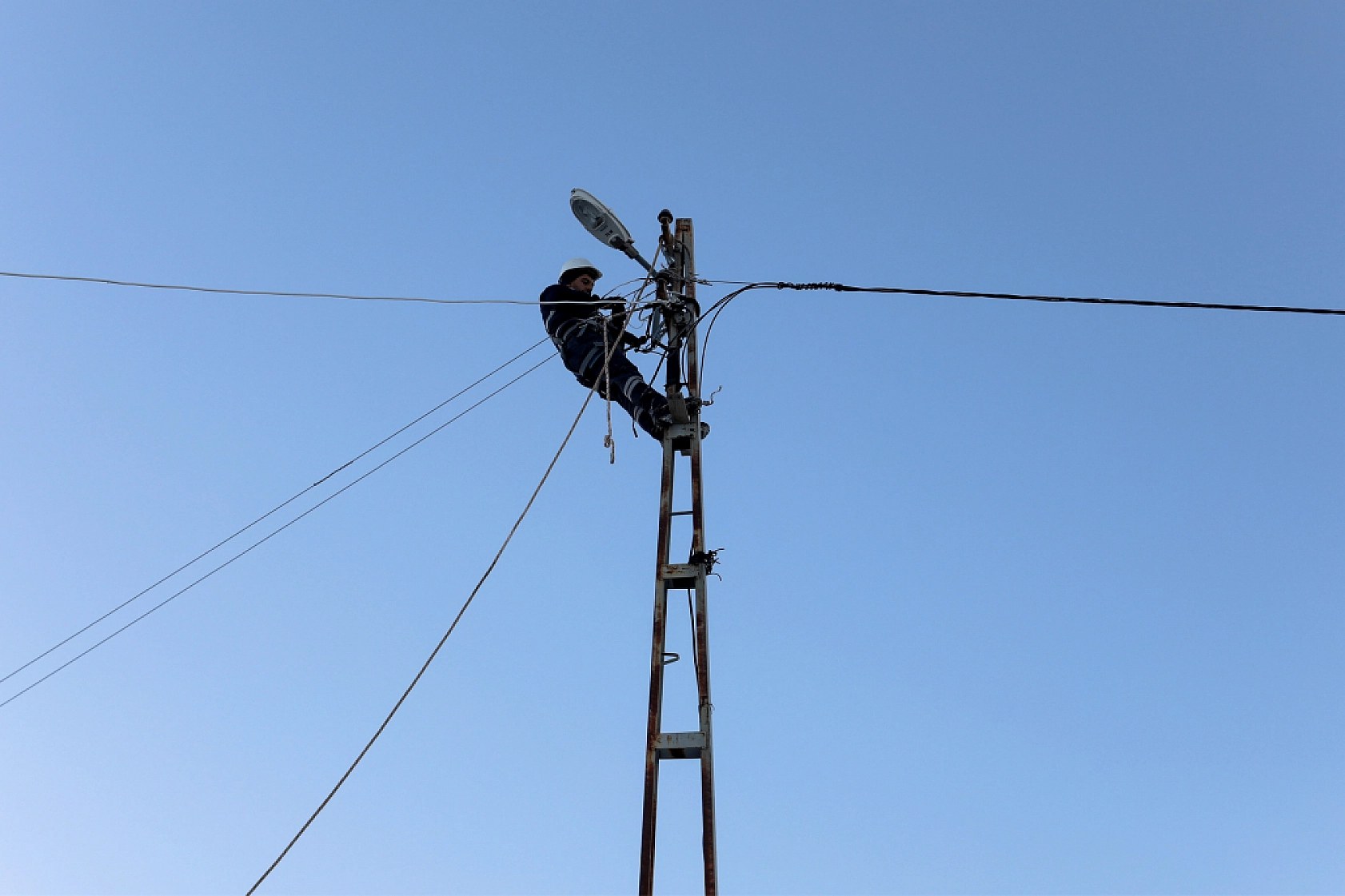 Doğu Anadolu'yu Aydınlatıyorlar: Karla Kaplı Dağlar, Engel Olmuyor...