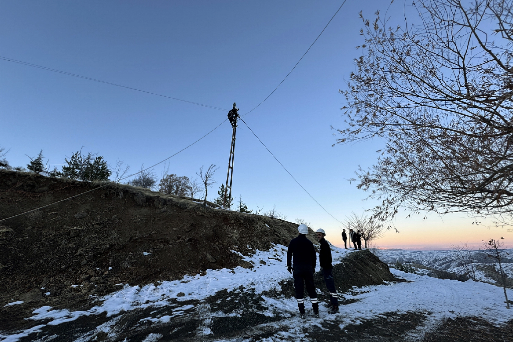 Doğu Anadolu'yu Aydınlatıyorlar: Karla Kaplı Dağlar, Engel Olmuyor...