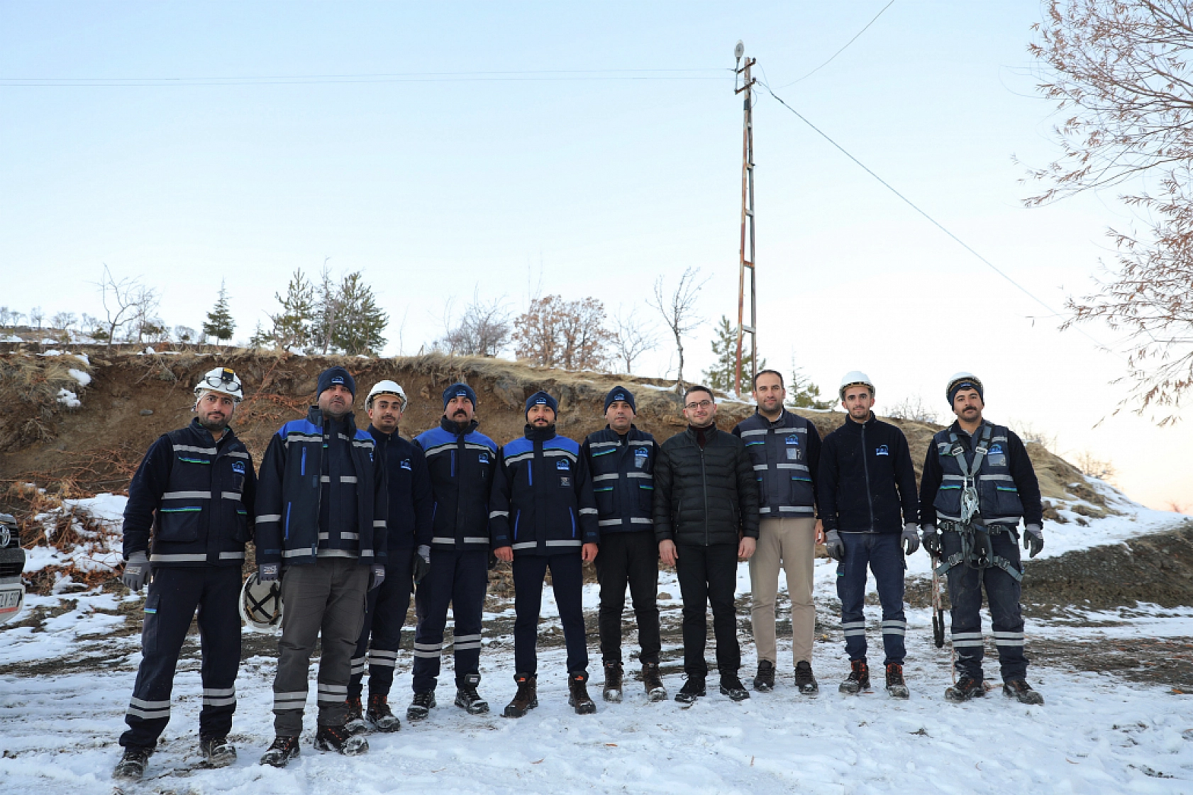 Doğu Anadolu'yu Aydınlatıyorlar: Karla Kaplı Dağlar, Engel Olmuyor...
