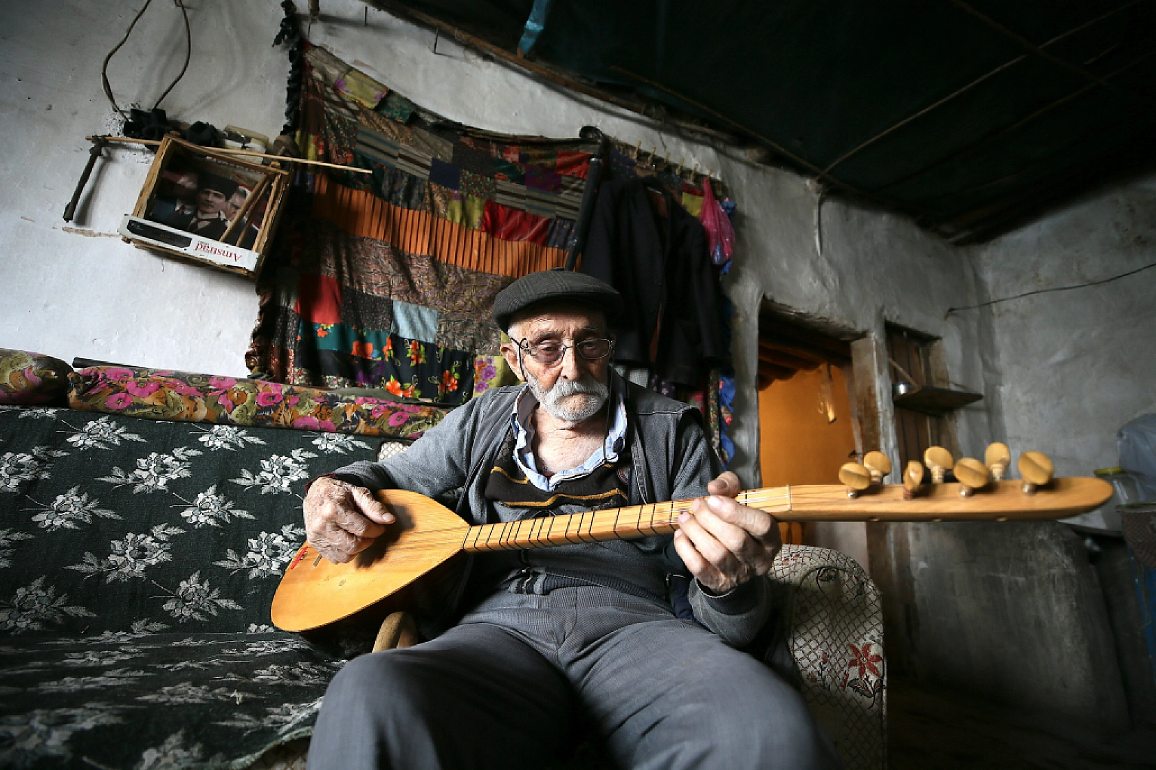 85 Yaşında İlk Günkü Heyecanıyla Kemençe ve Saz Çalıyor