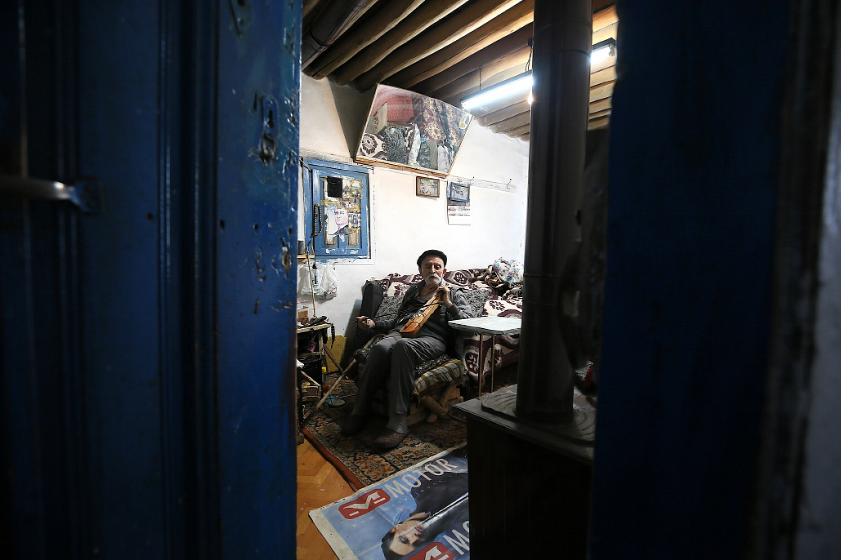 85 Yaşında İlk Günkü Heyecanıyla Kemençe ve Saz Çalıyor