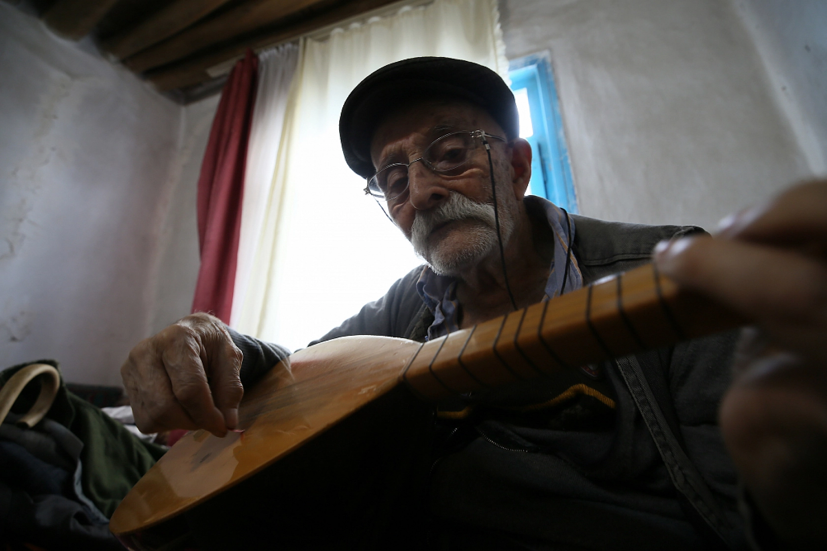 85 Yaşında İlk Günkü Heyecanıyla Kemençe ve Saz Çalıyor