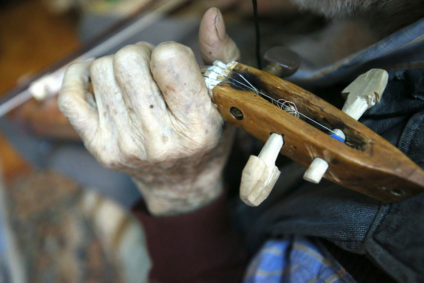 85 Yaşında İlk Günkü Heyecanıyla Kemençe ve Saz Çalıyor