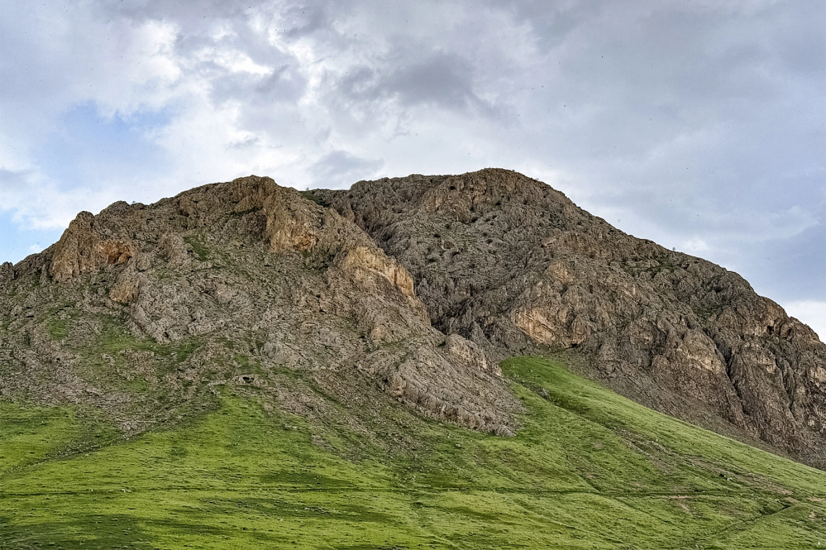 Karakaya Baraj Gölü'nden kartpostallık manzaralar