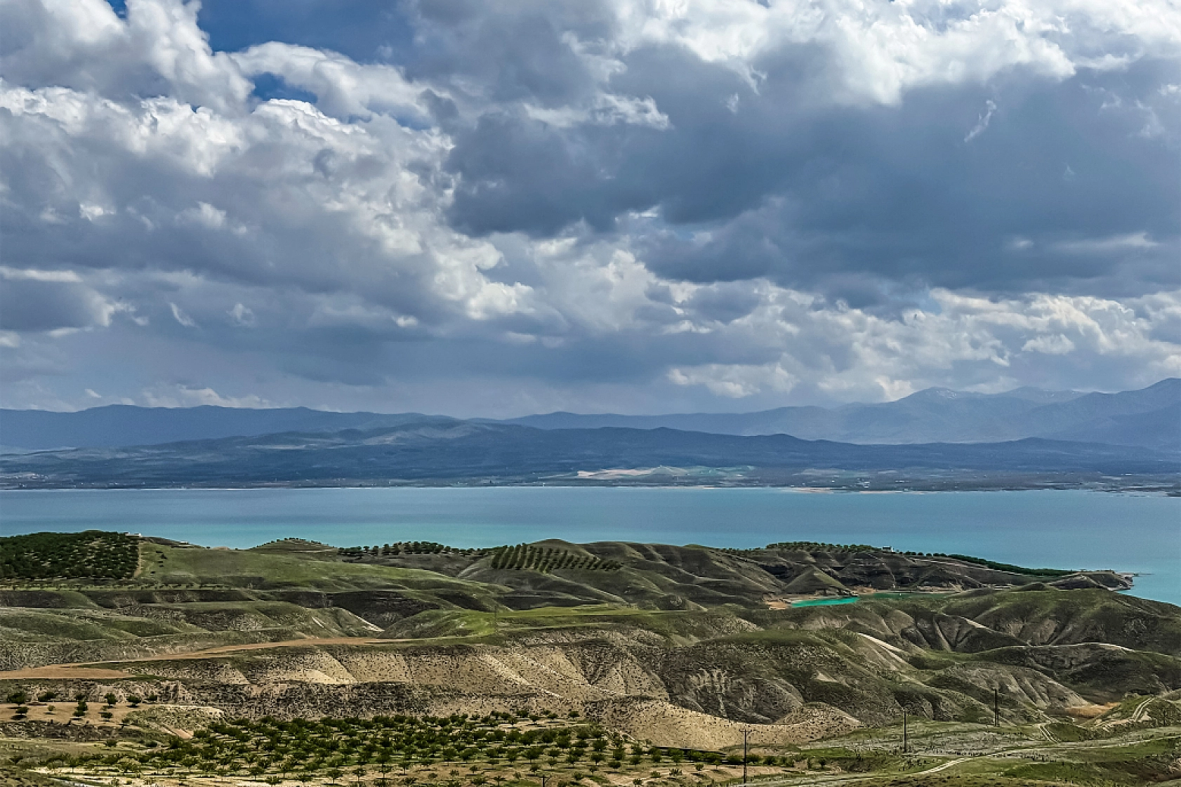 Karakaya Baraj Gölü'nden kartpostallık manzaralar