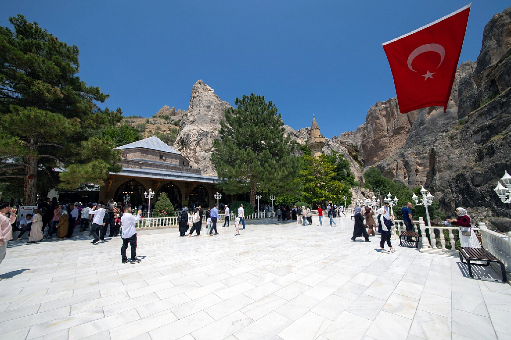 Somuncu Baba Külliyesi ziyaretçi akınına uğruyor