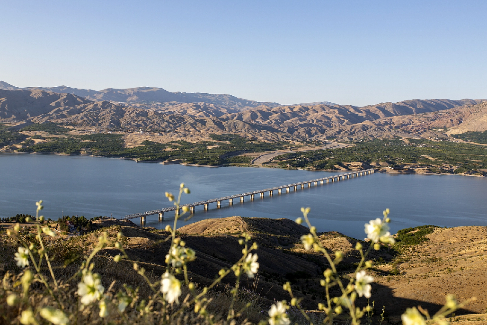 Türkiye'nin en uzun demir yolu köprüsü Fırat üzerinde zamana direniyor!