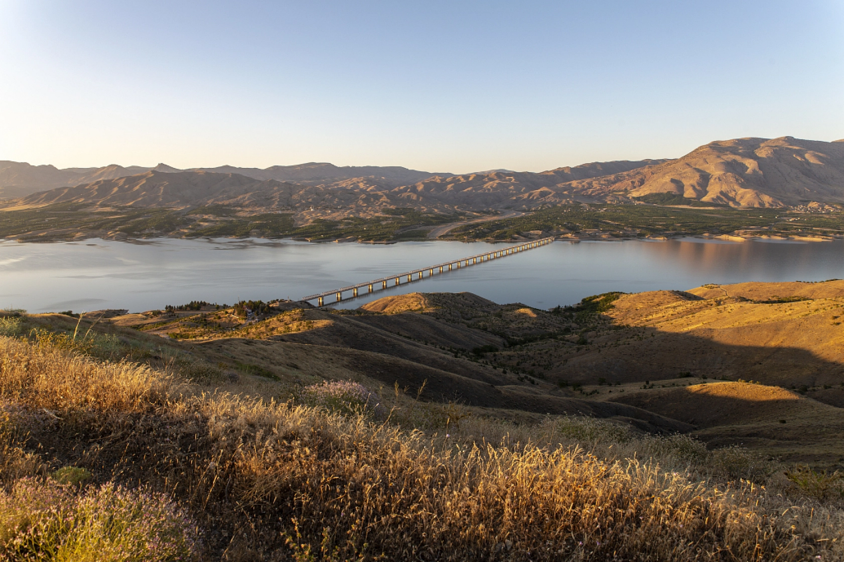 Türkiye'nin en uzun demir yolu köprüsü Fırat üzerinde zamana direniyor!