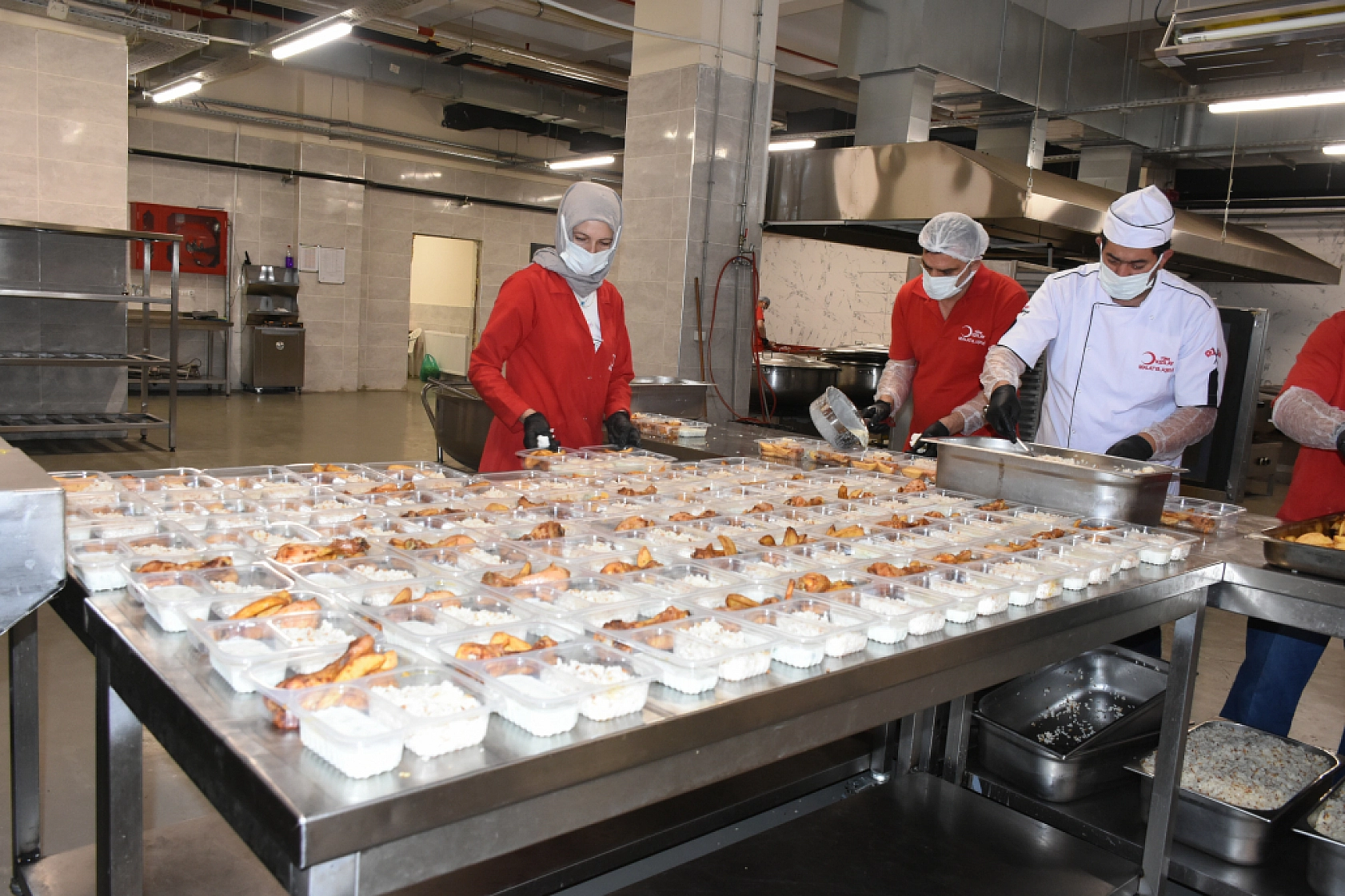 Malatya'da Kızılay Aşevi ihtiyaç sahiplerinin kapısını her gün çalıyor