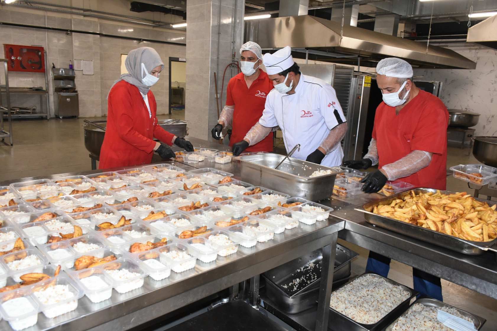 Malatya'da Kızılay Aşevi ihtiyaç sahiplerinin kapısını her gün çalıyor