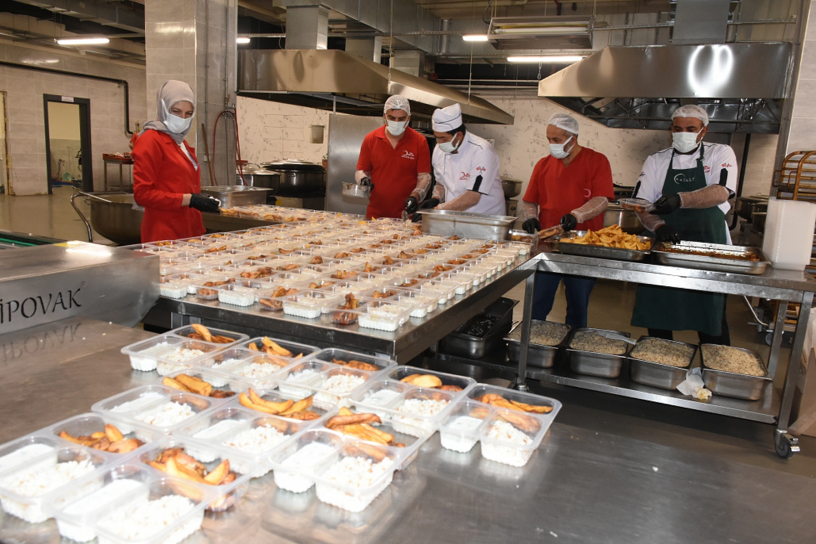 Malatya'da Kızılay Aşevi ihtiyaç sahiplerinin kapısını her gün çalıyor