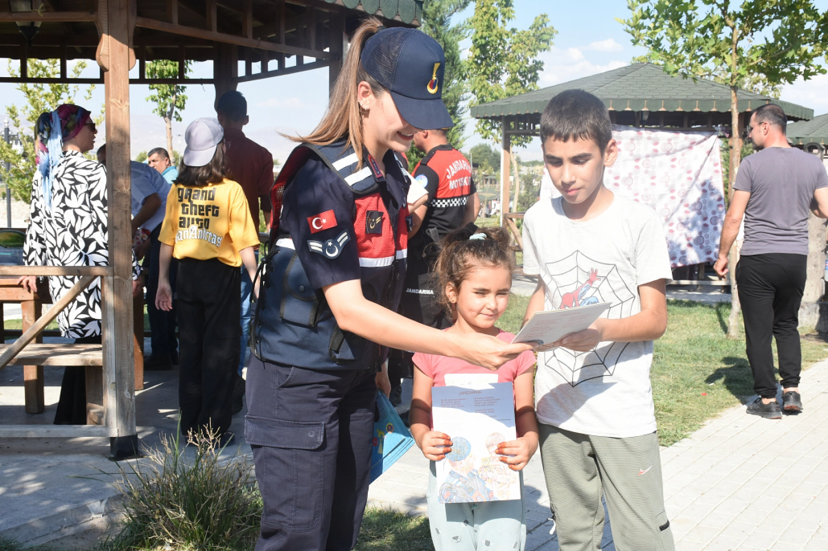 Malatya'da parklar ve mesire alanlarında yogunluk...
