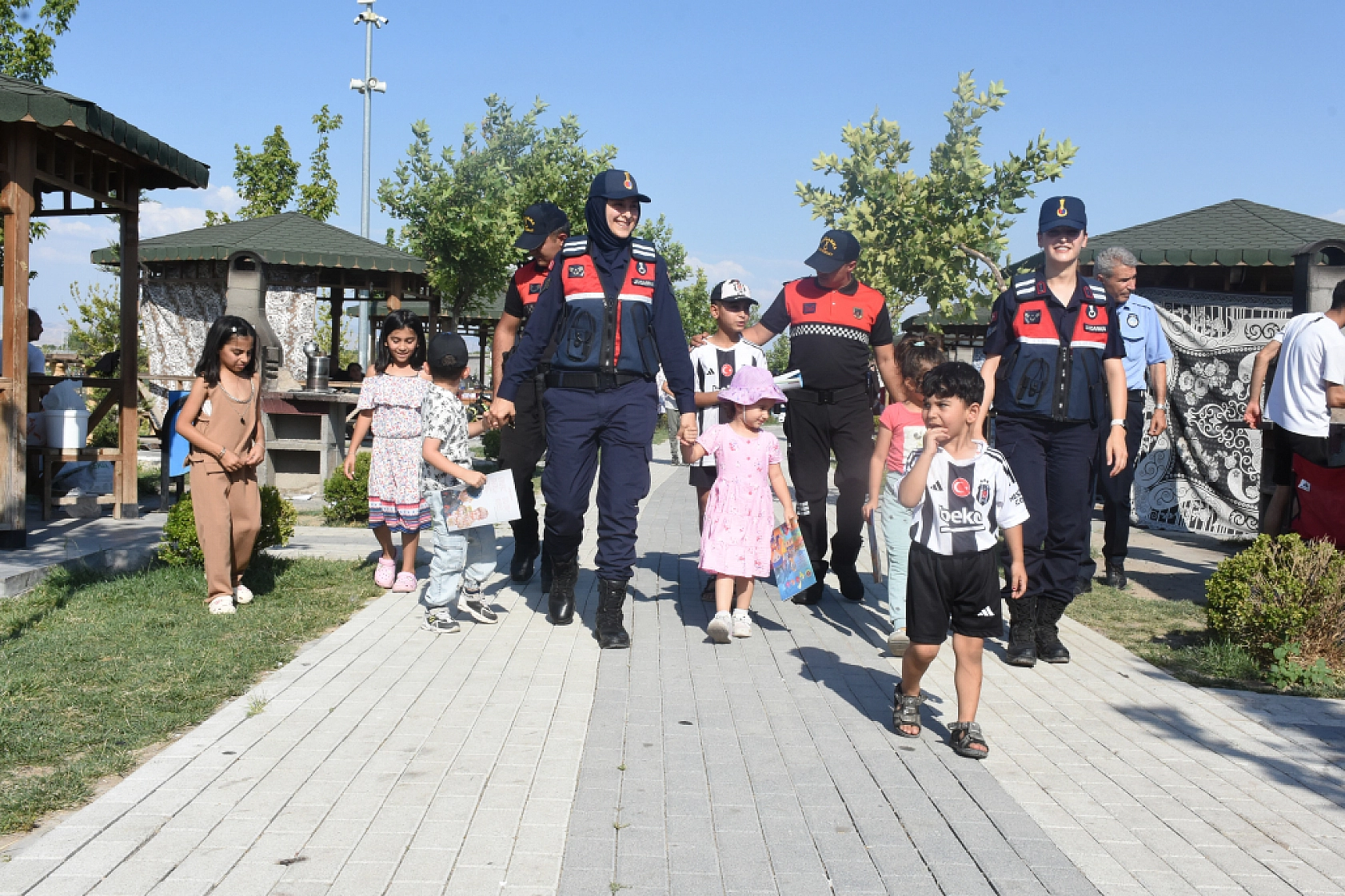 Malatya'da parklar ve mesire alanlarında yogunluk...