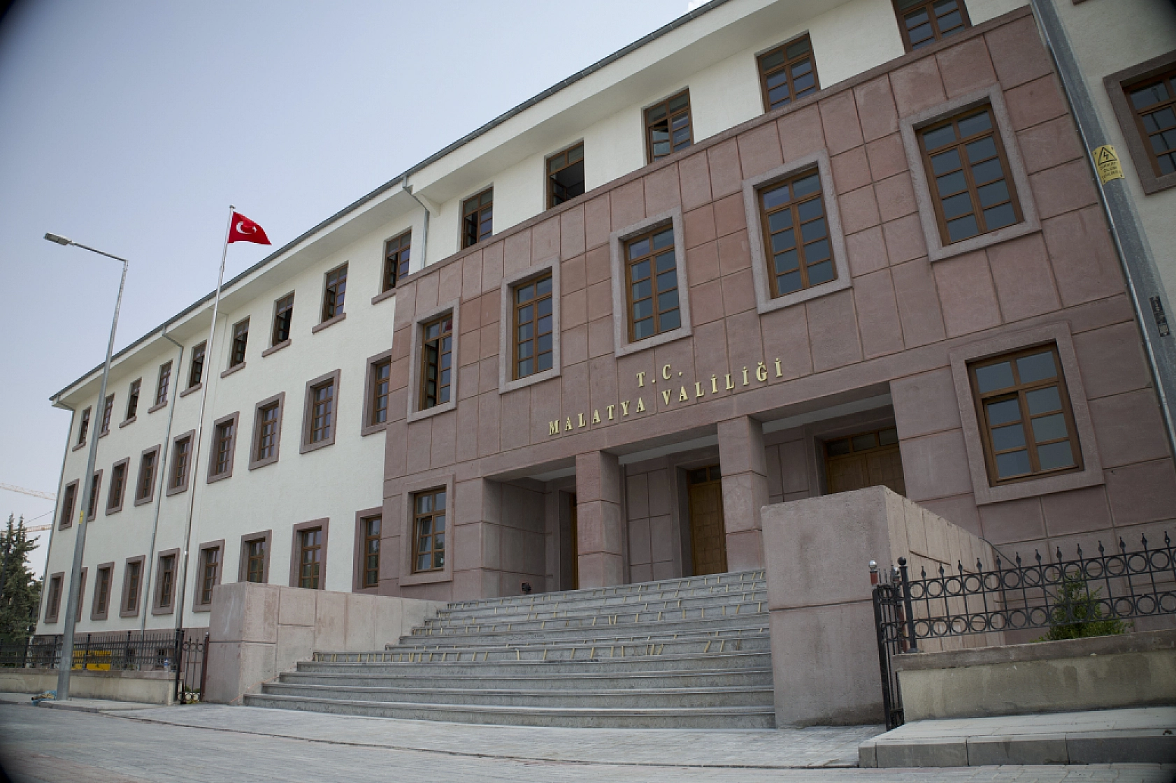 Malatya'nın hafızası yeniden inşa edildi! İşte tarihi valilik binasının görselleri....