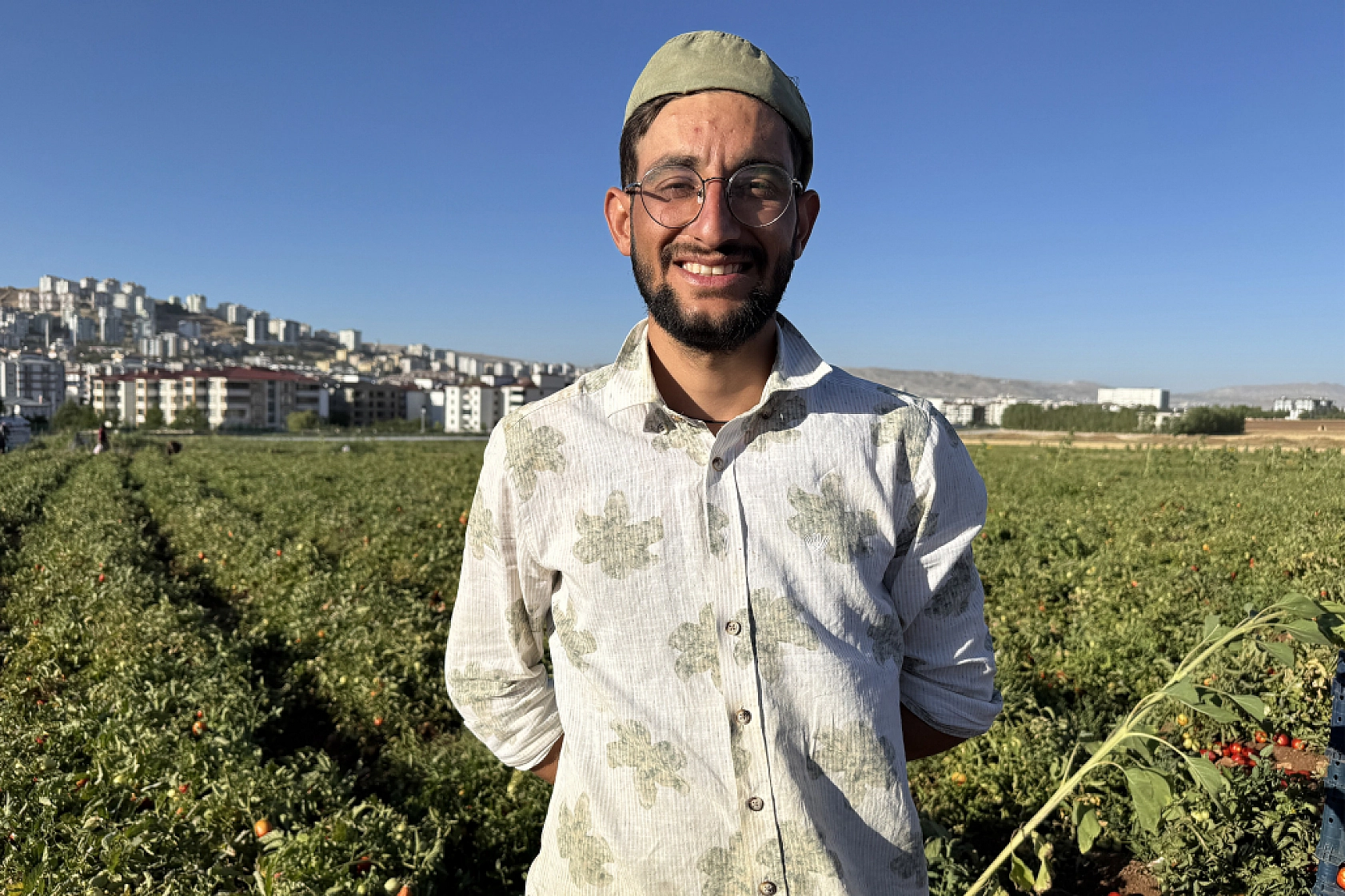 Şanlıurfa'dan Elazığ'a geldiler... Tarla kiraladılar.. Üretim yaparak Elazığ'dan Malatya'ya gönderiyorlar...