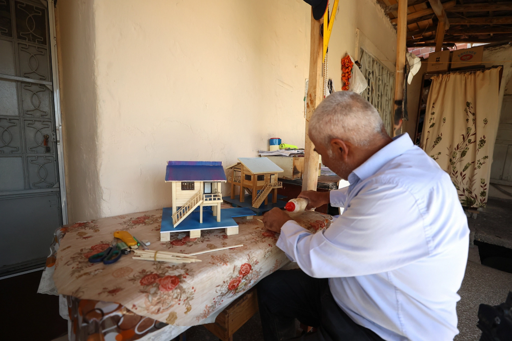 Ağabeyinin maketlerinden etkilendi: İnternet üzerinden satış yapıyor… Ustalığını 36 yıldır sürdürüyor