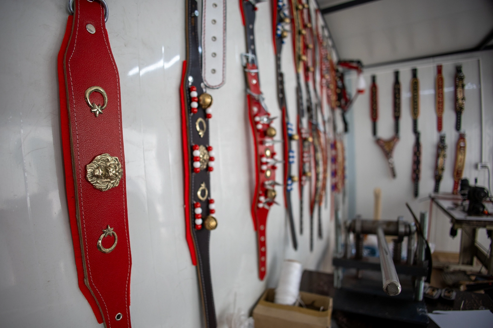 Malatyalı usta, el yapımı tasmalarıyla dünya pazarında