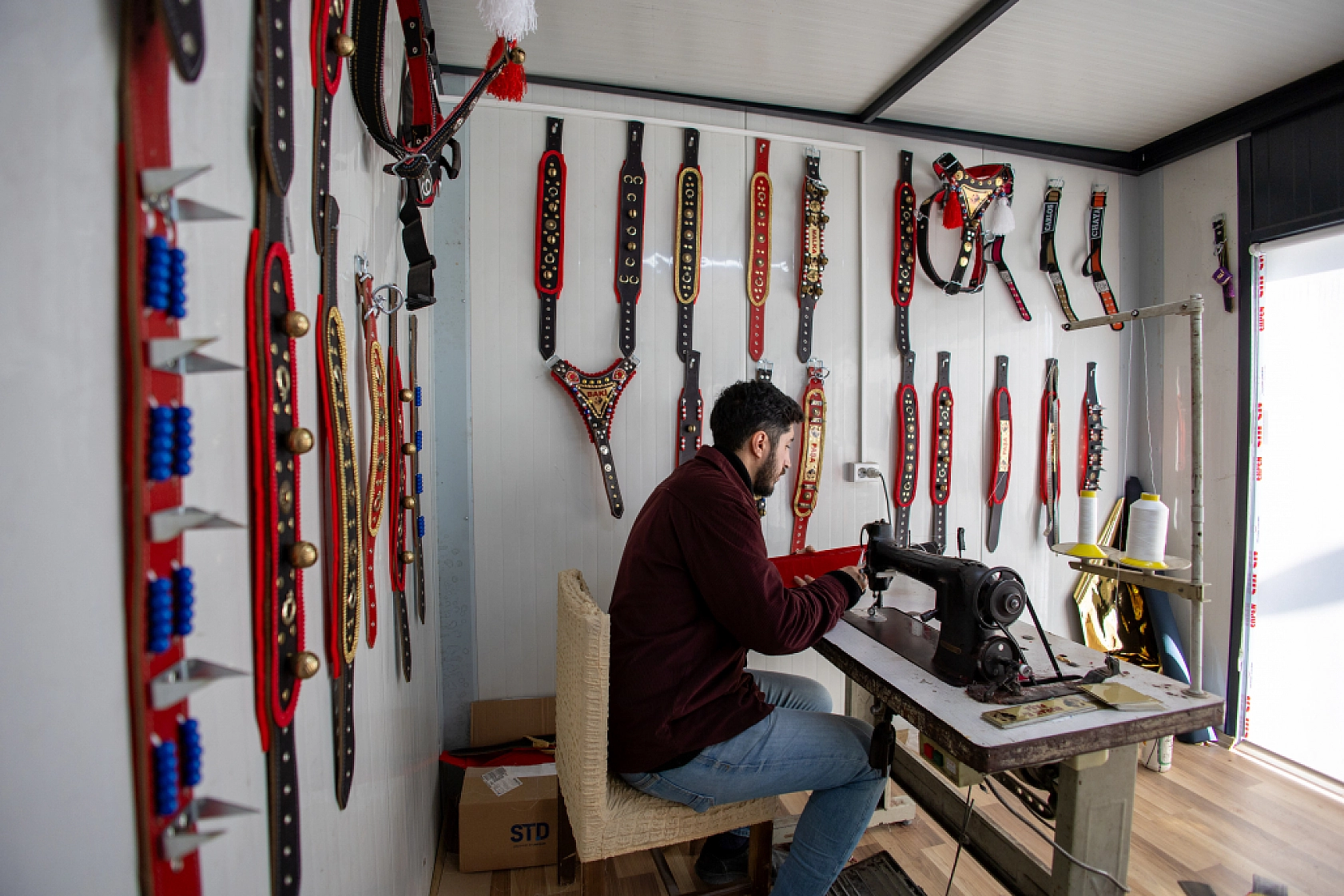 Malatyalı usta, el yapımı tasmalarıyla dünya pazarında