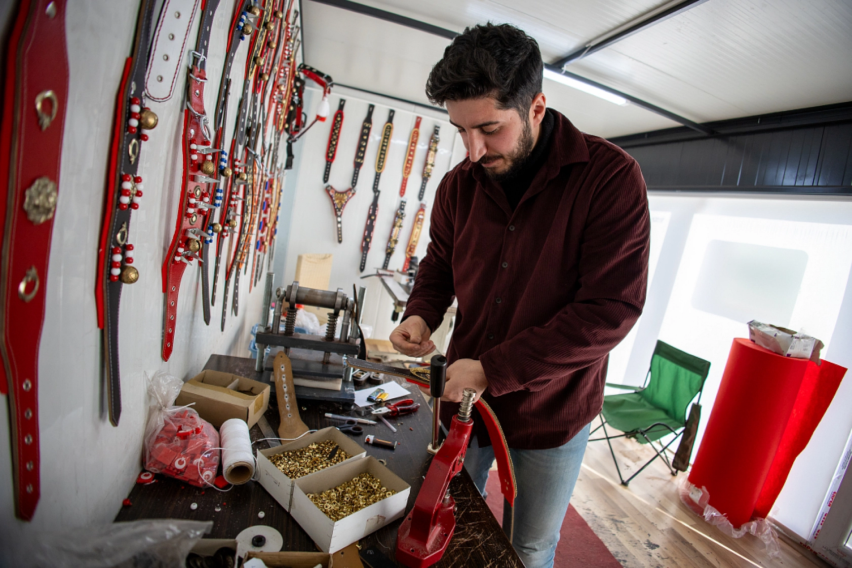 Malatyalı usta, el yapımı tasmalarıyla dünya pazarında