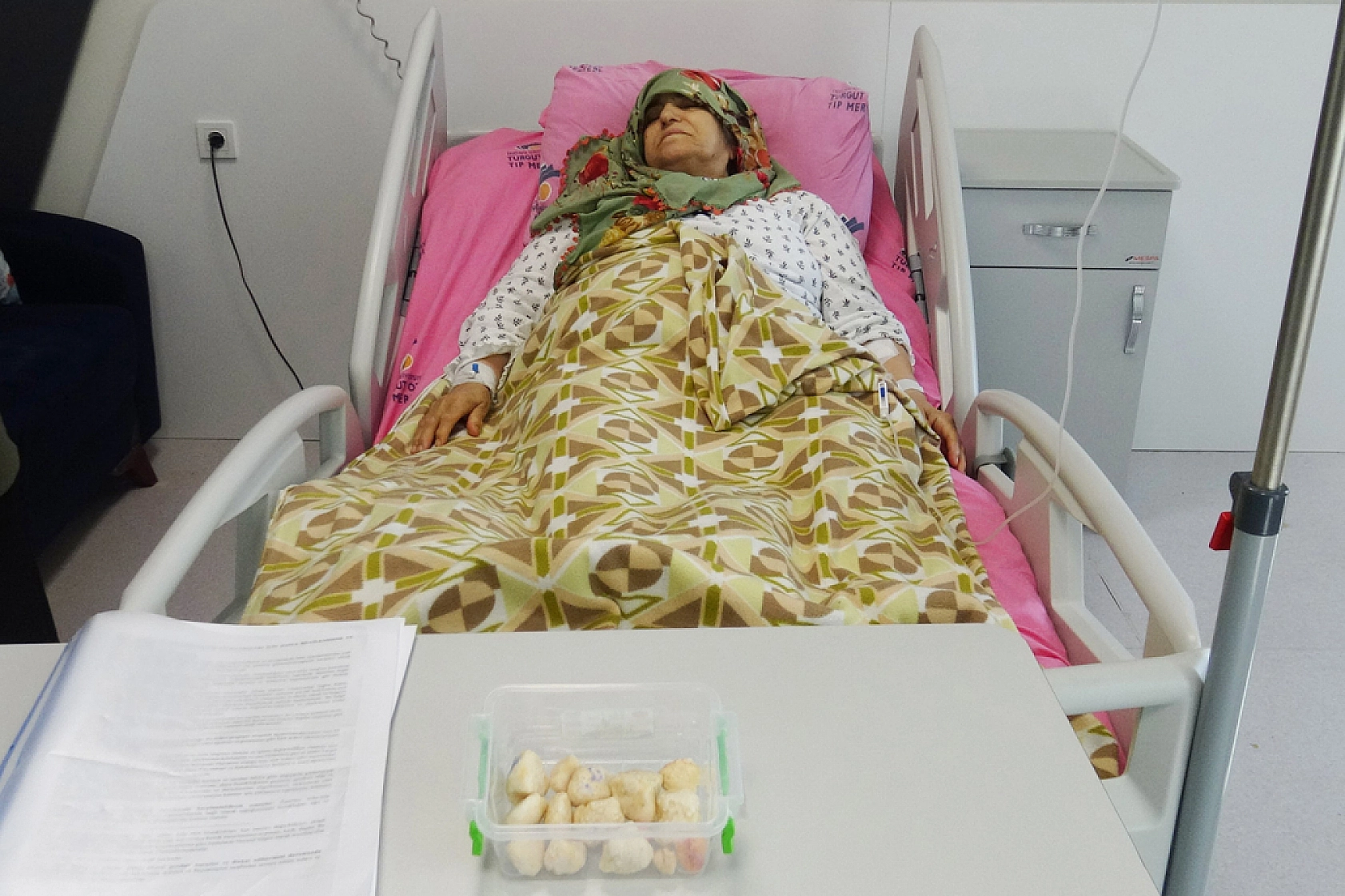 Dizinde taşlaşmış 24 kitleyle 15 yıl yaşadı! Aynı anda iki ameliyat oldu…