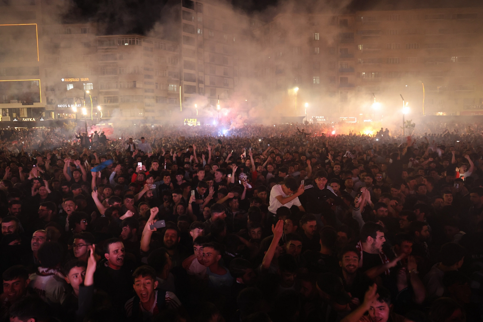Komşuda Sevinç Başladı..! Sokaklar Bayram Havasına Döndü.