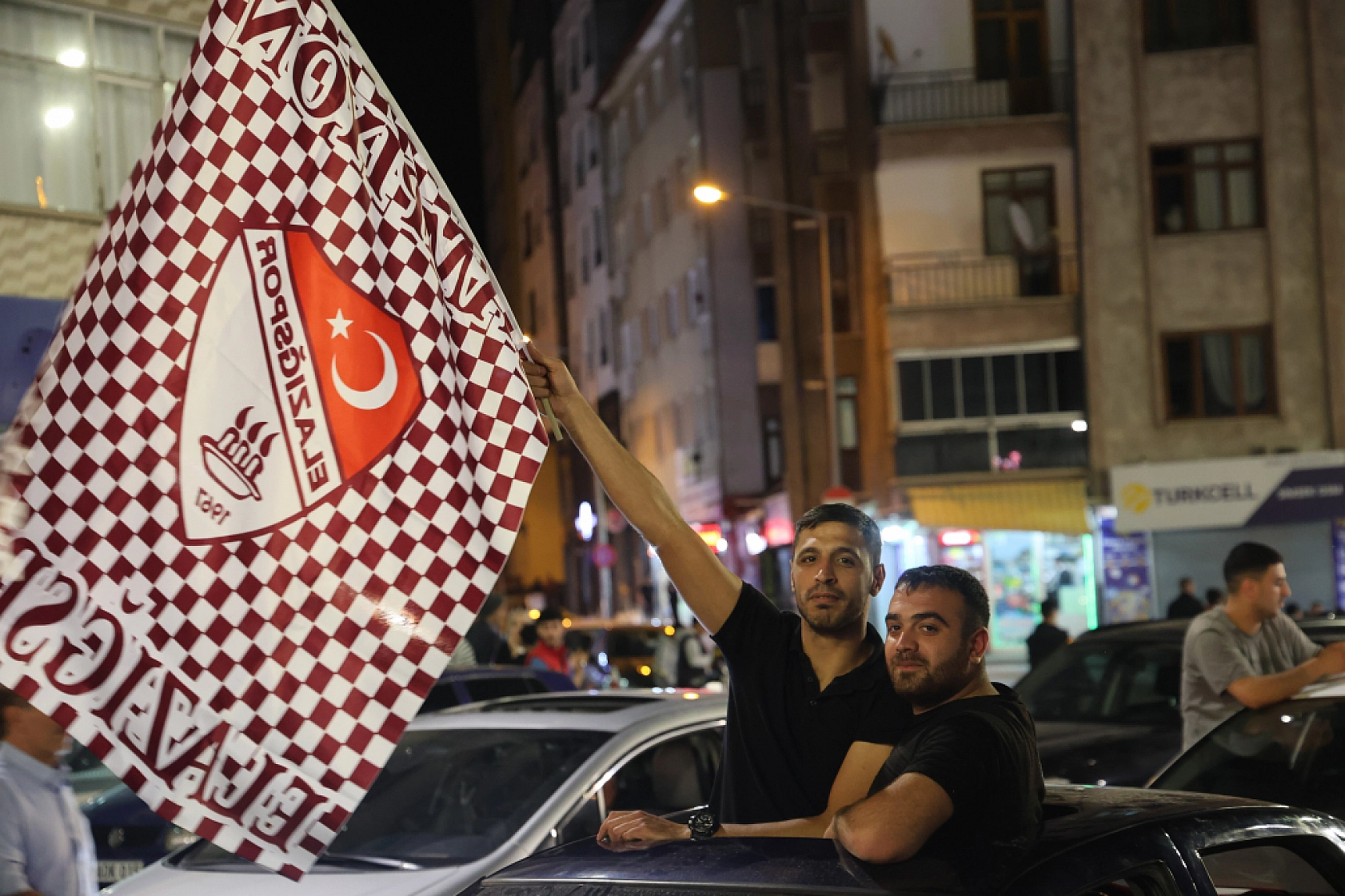 Komşuda Sevinç Başladı..! Sokaklar Bayram Havasına Döndü.