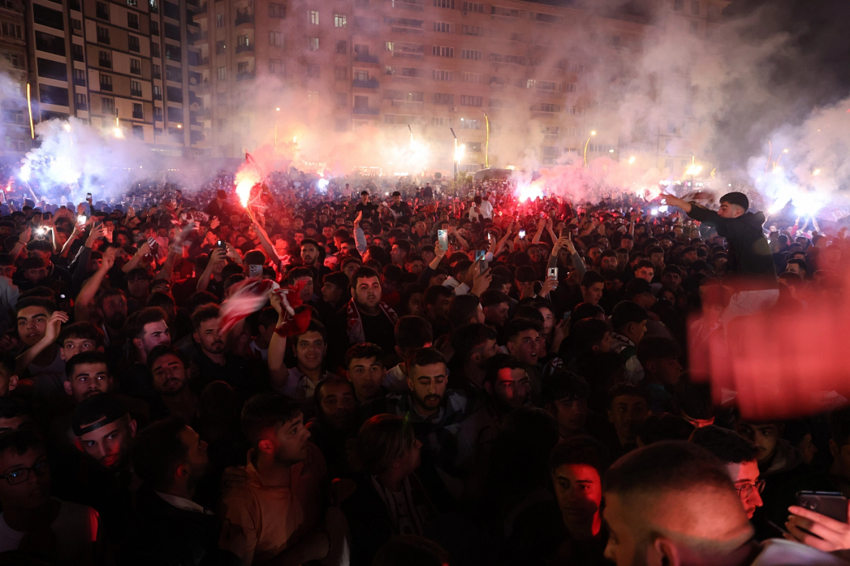 Komşuda Sevinç Başladı..! Sokaklar Bayram Havasına Döndü.