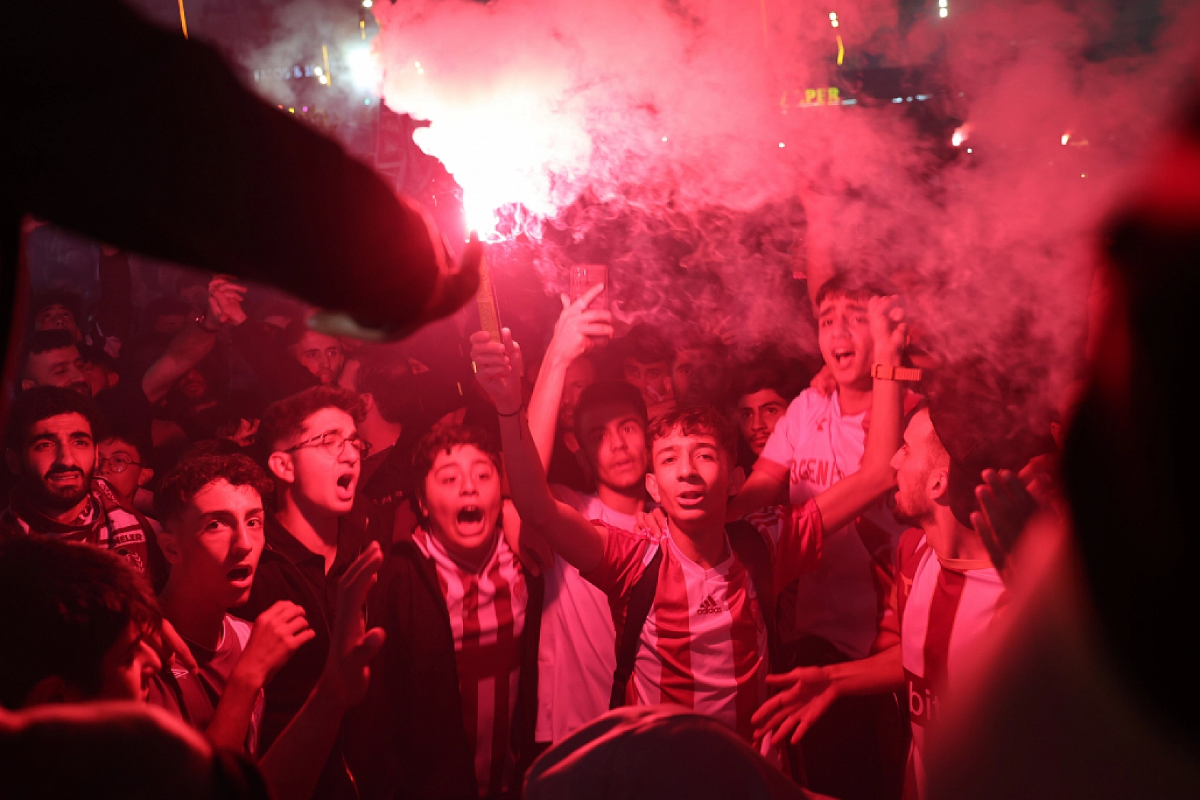 Komşuda Sevinç Başladı..! Sokaklar Bayram Havasına Döndü.