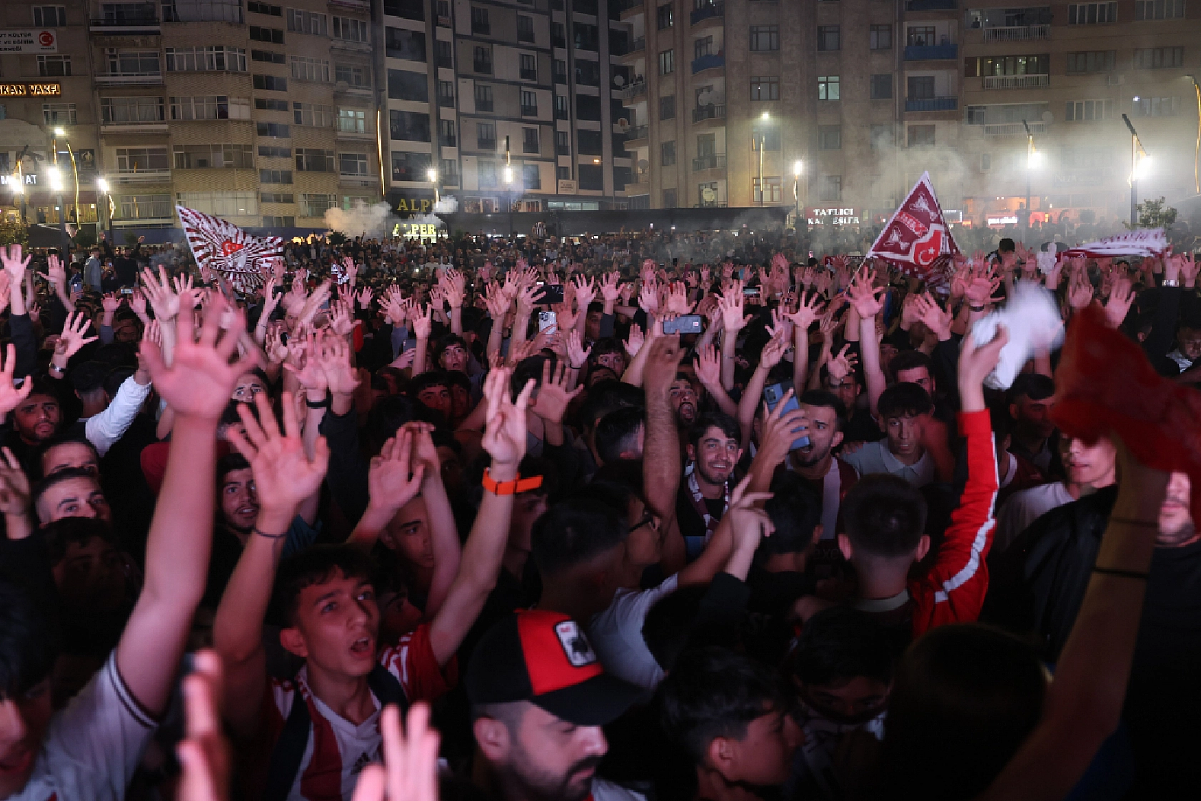 Komşuda Sevinç Başladı..! Sokaklar Bayram Havasına Döndü.