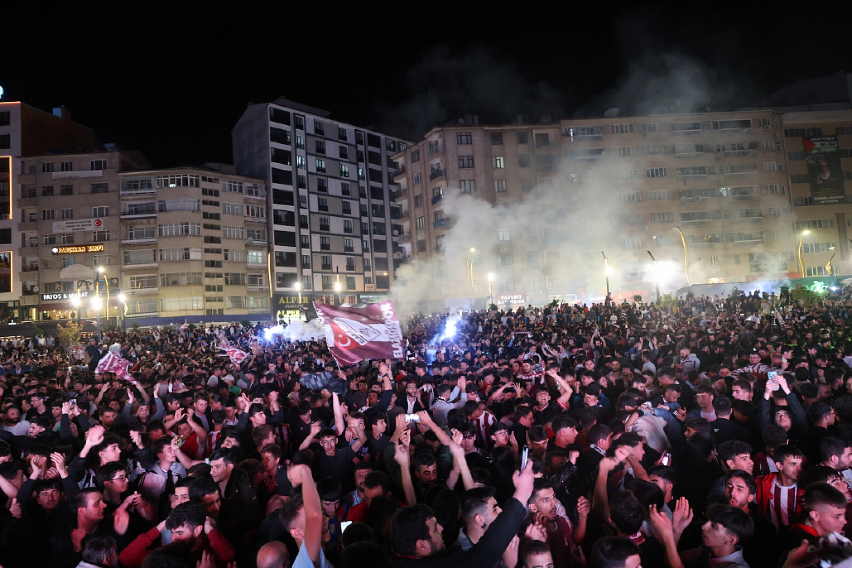 Komşuda Sevinç Başladı..! Sokaklar Bayram Havasına Döndü.