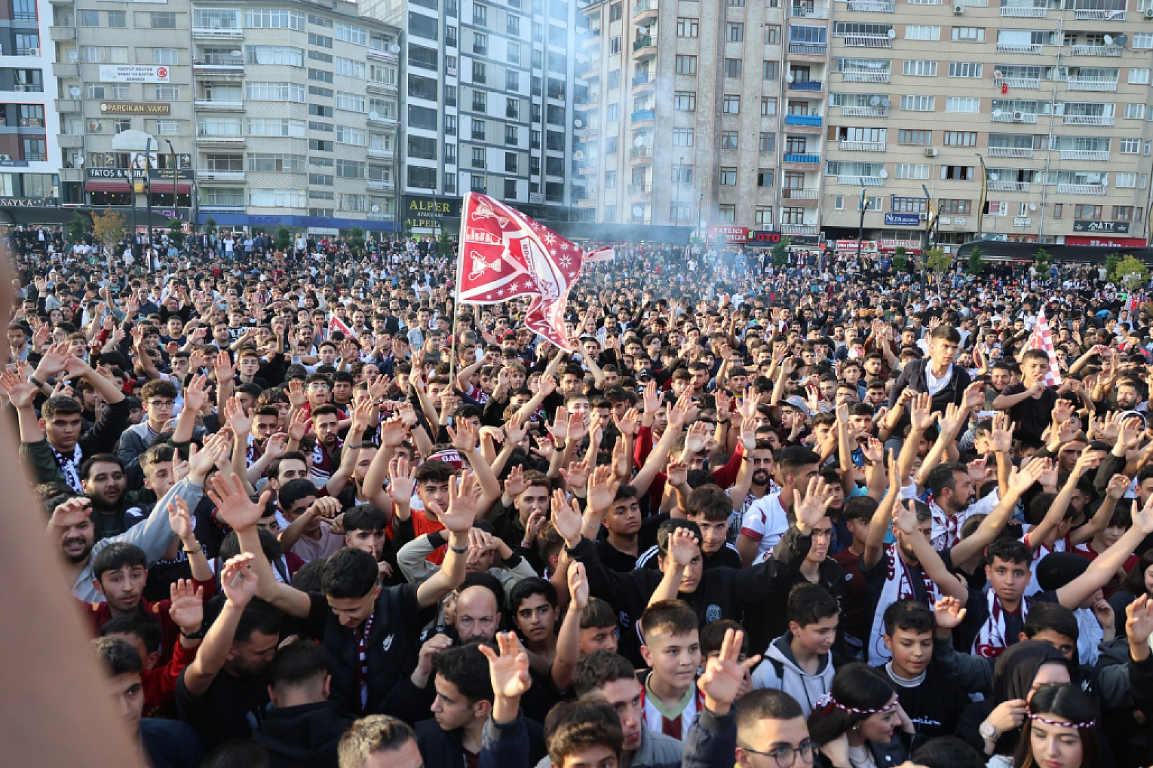 Komşuda Sevinç Başladı..! Sokaklar Bayram Havasına Döndü.