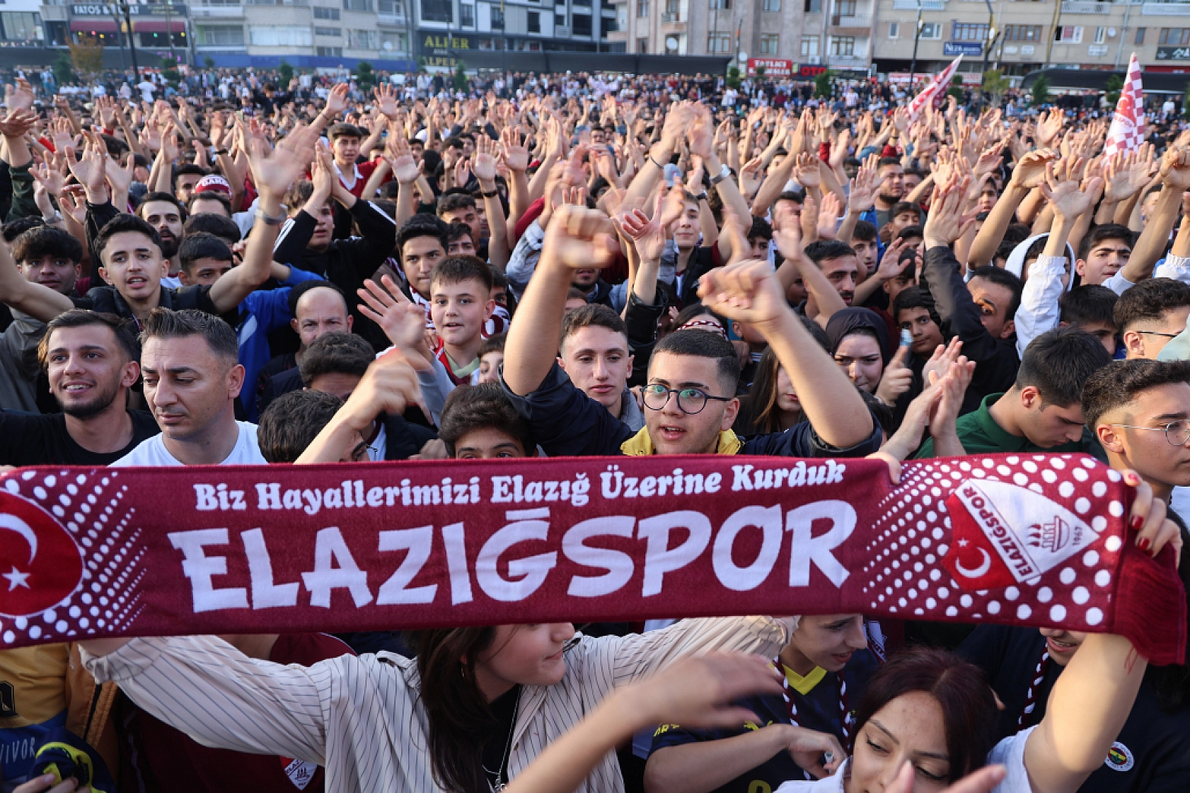 Komşuda Sevinç Başladı..! Sokaklar Bayram Havasına Döndü.