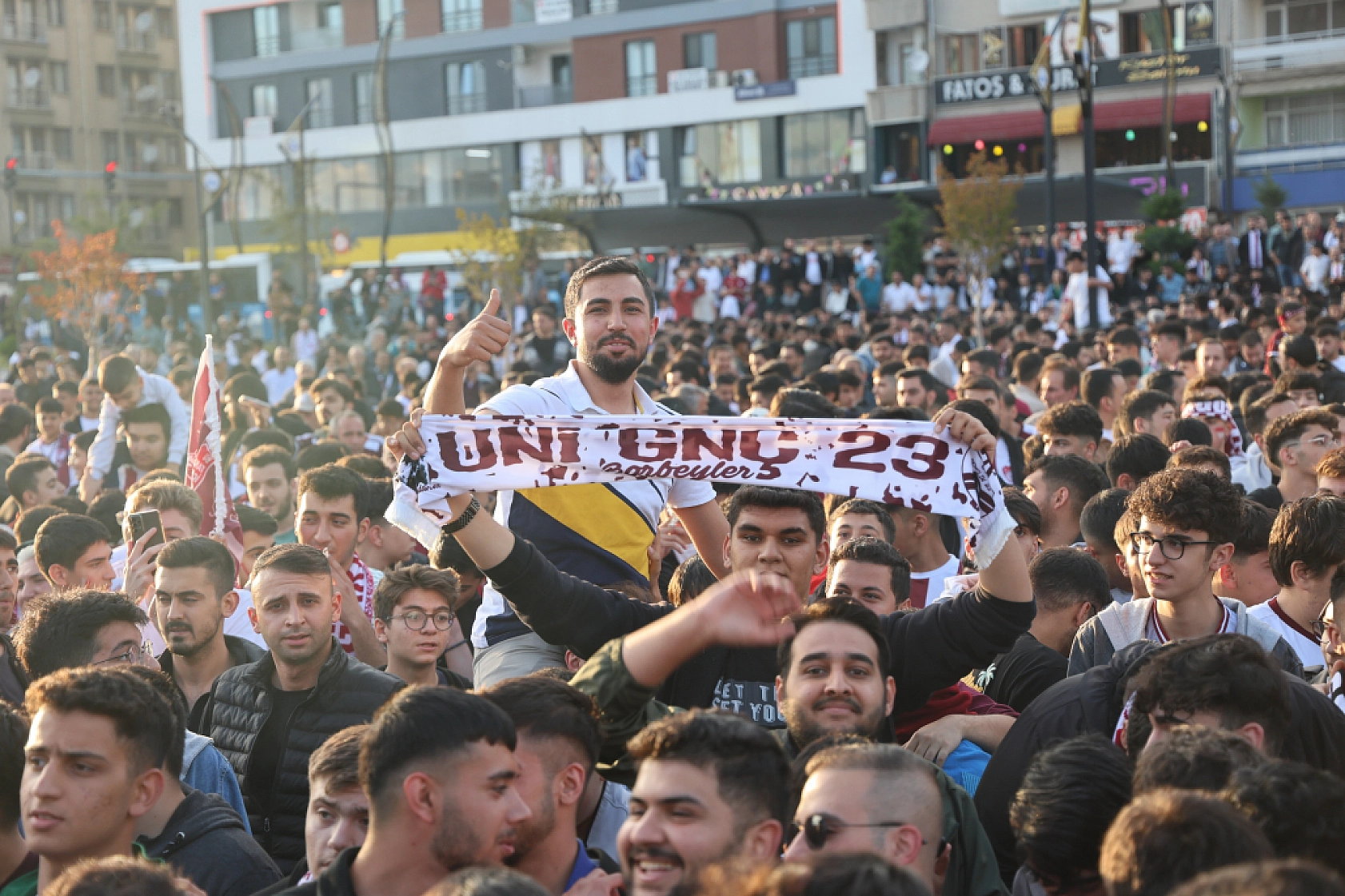 Komşuda Sevinç Başladı..! Sokaklar Bayram Havasına Döndü.