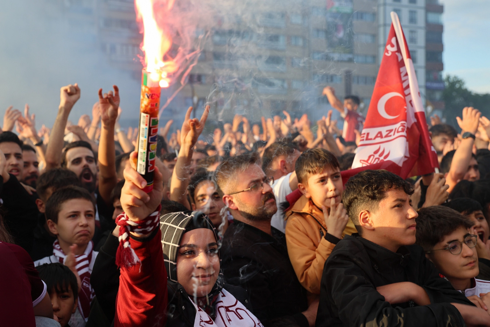 Komşuda Sevinç Başladı..! Sokaklar Bayram Havasına Döndü.