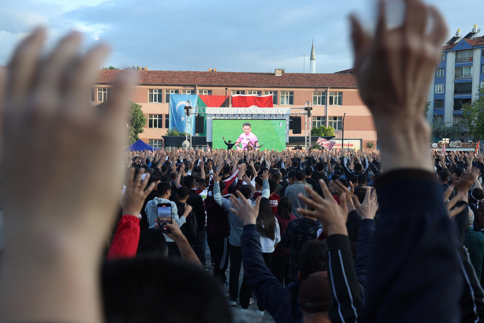 Komşuda Sevinç Başladı..! Sokaklar Bayram Havasına Döndü.