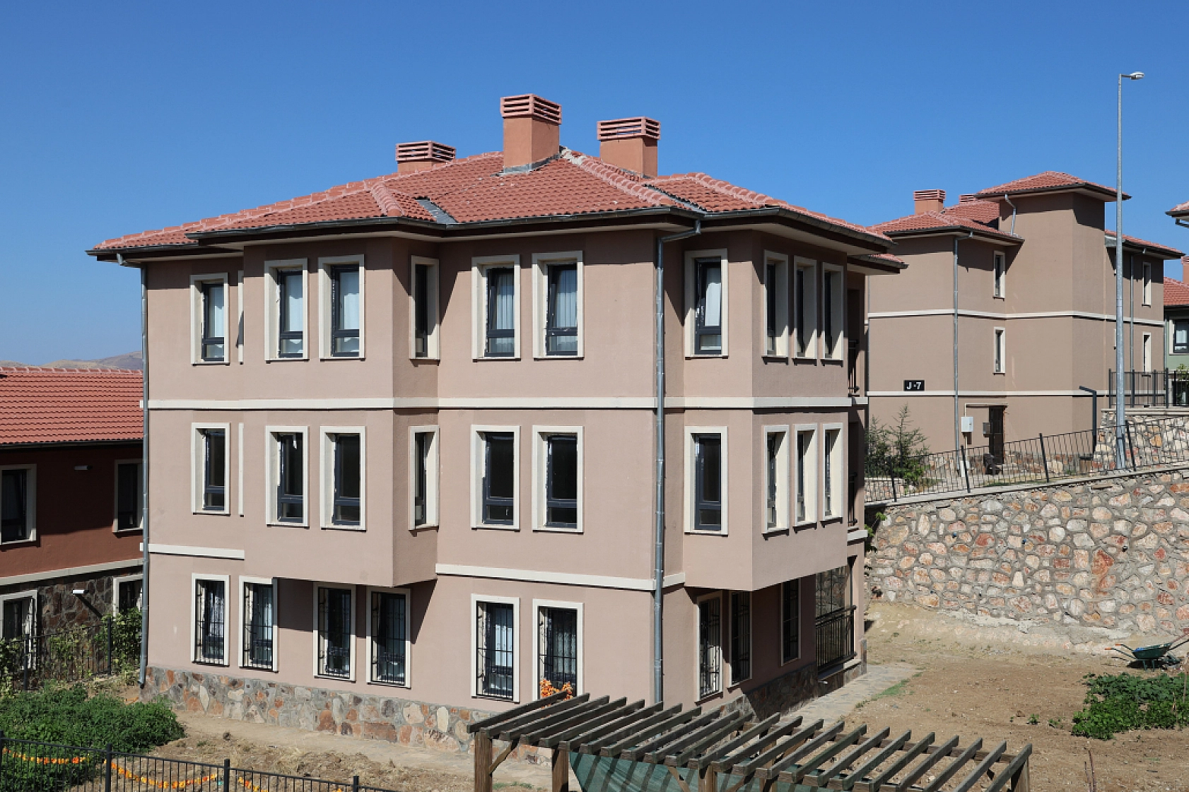 Komşu, TOKİ eliyle yenilendi..!