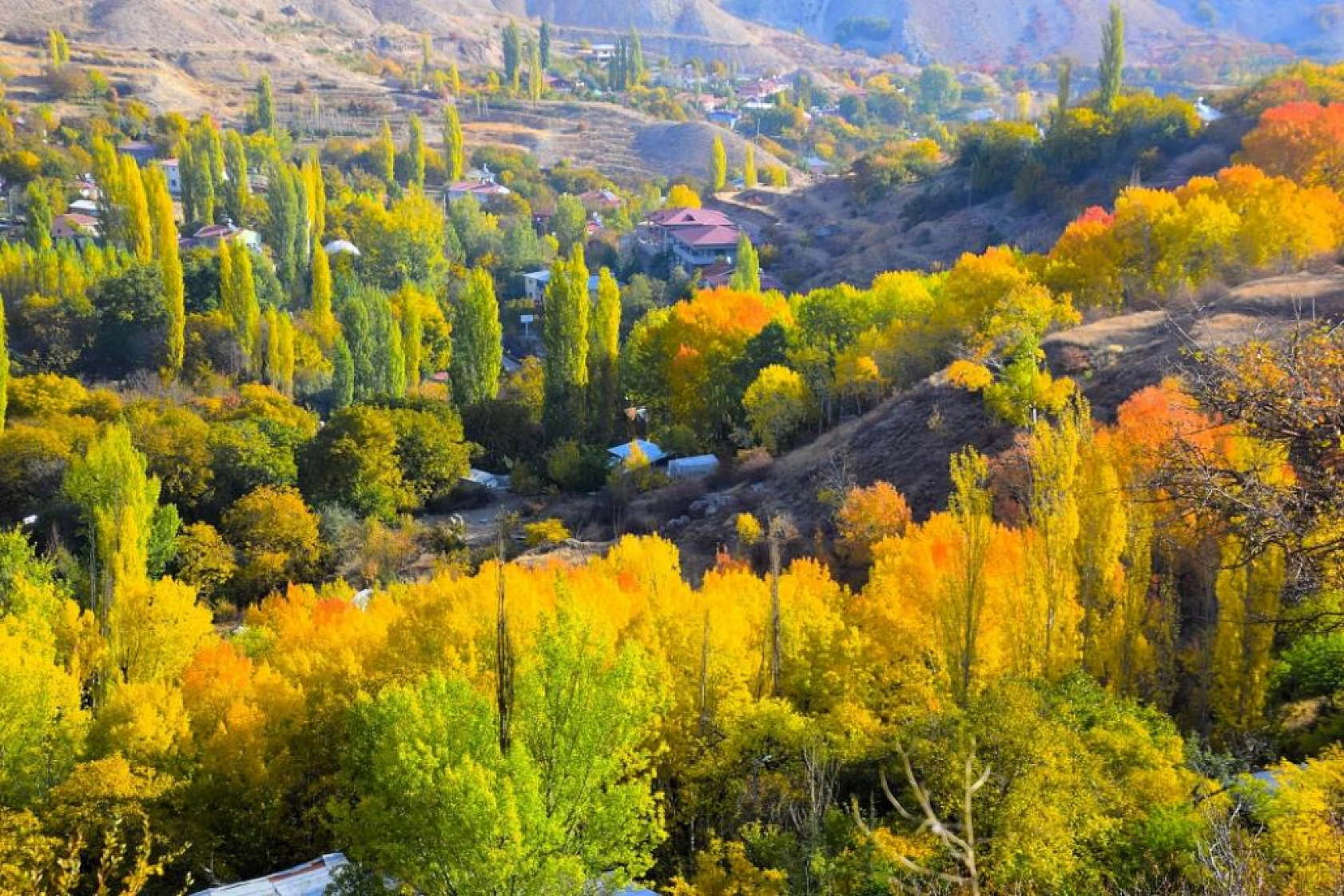 Yeşilyurt Sonbaharın Renk Cümbüşüyle Görsel Şov Sunuyor