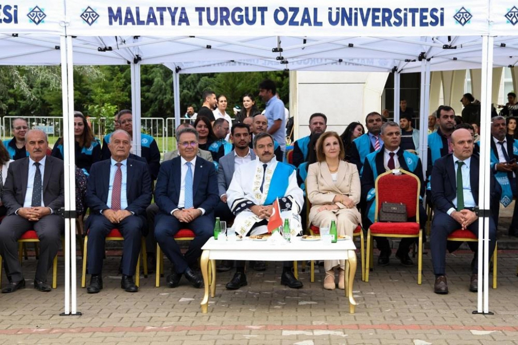 Malatya Turgut Özal Üniversitesi'nde mezuniyet heyacanı! Bin 285 öğrenci kep attı...!