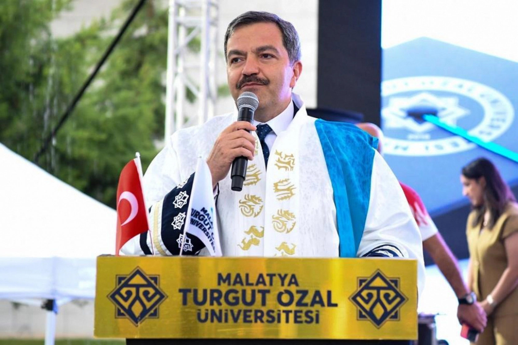 Malatya Turgut Özal Üniversitesi'nde mezuniyet heyacanı! Bin 285 öğrenci kep attı...!