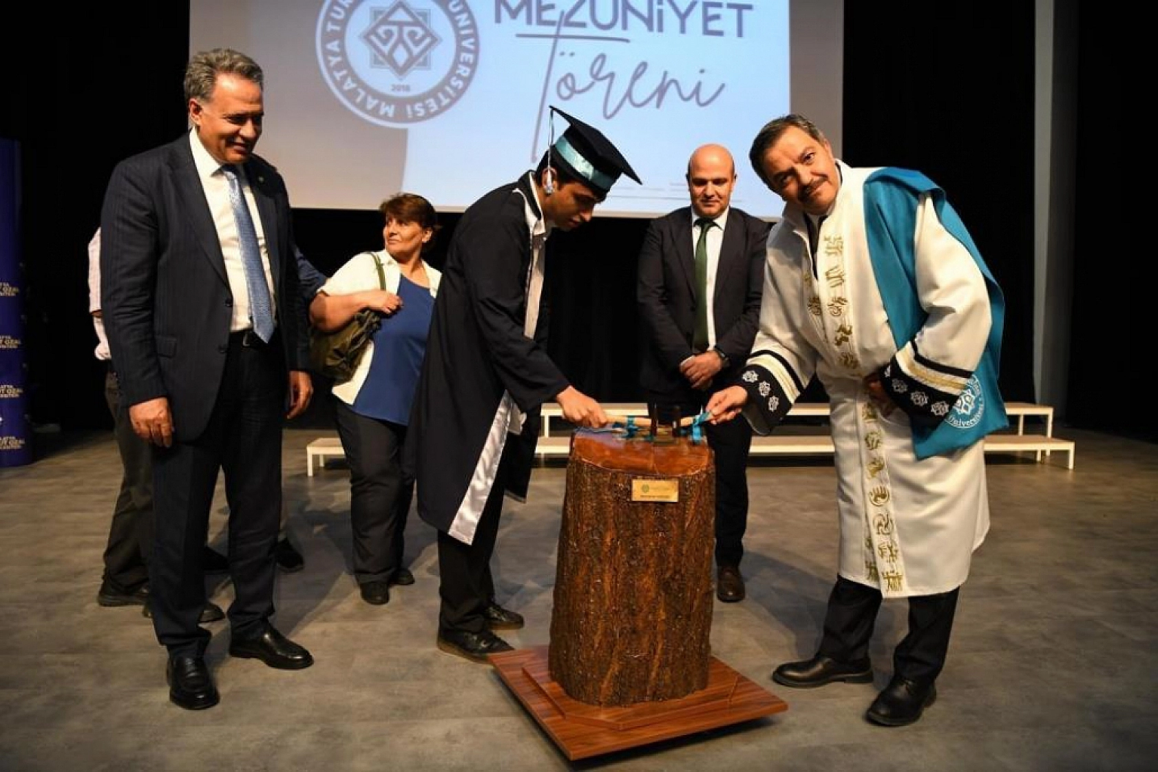 Malatya Turgut Özal Üniversitesi'nde mezuniyet heyacanı! Bin 285 öğrenci kep attı...!