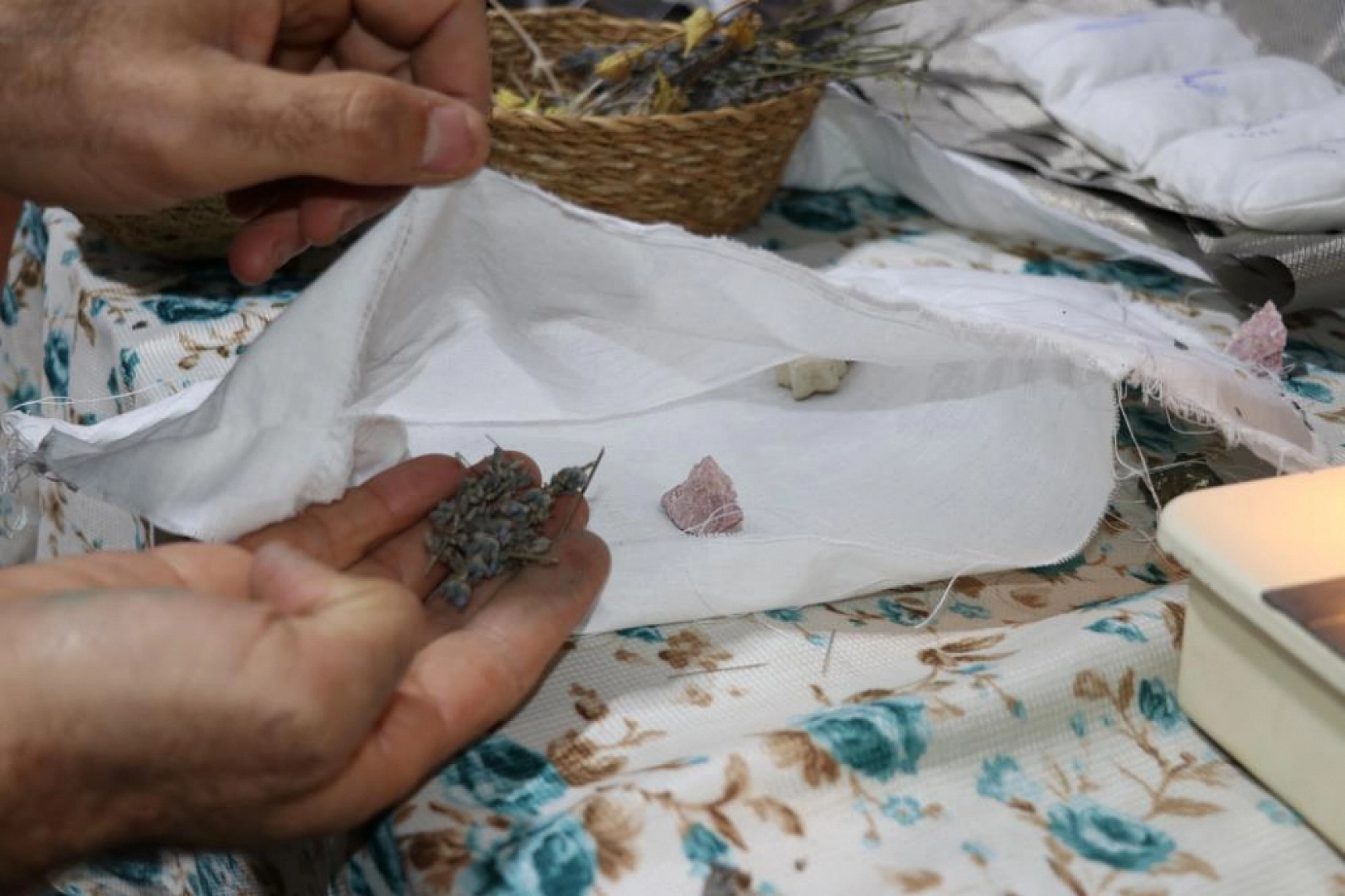 Uykusuzluğa duyarsız kalamadı, Doğal taşlarla radyasyon savar yastık geliştirdi