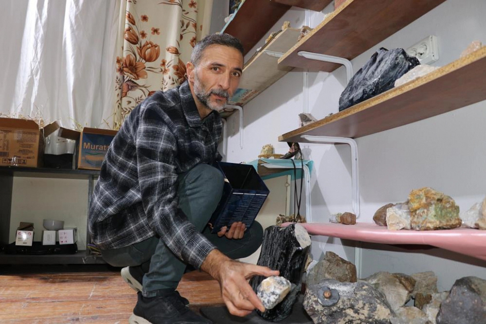 Uykusuzluğa duyarsız kalamadı, Doğal taşlarla radyasyon savar yastık geliştirdi