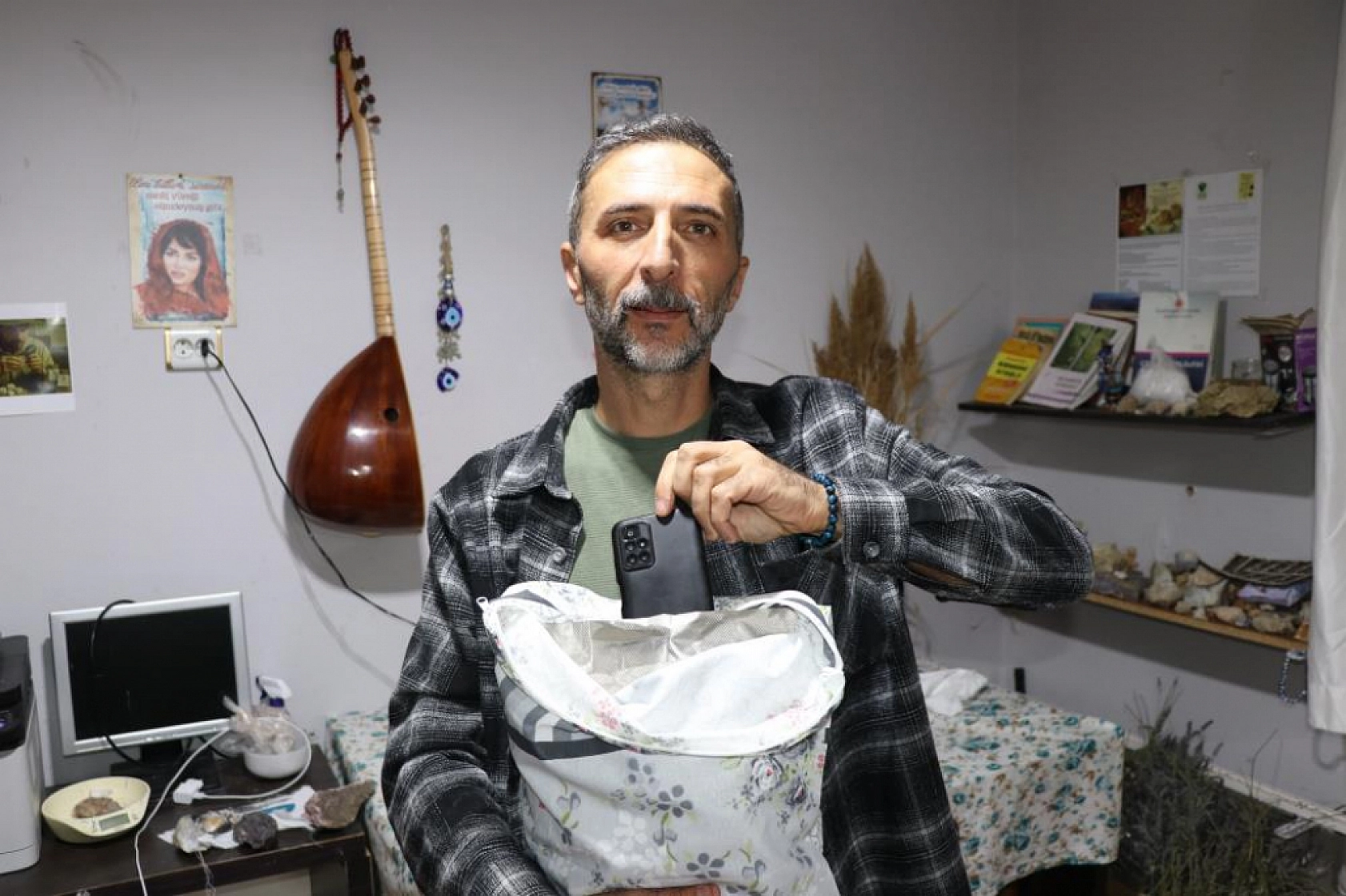 Uykusuzluğa duyarsız kalamadı, Doğal taşlarla radyasyon savar yastık geliştirdi