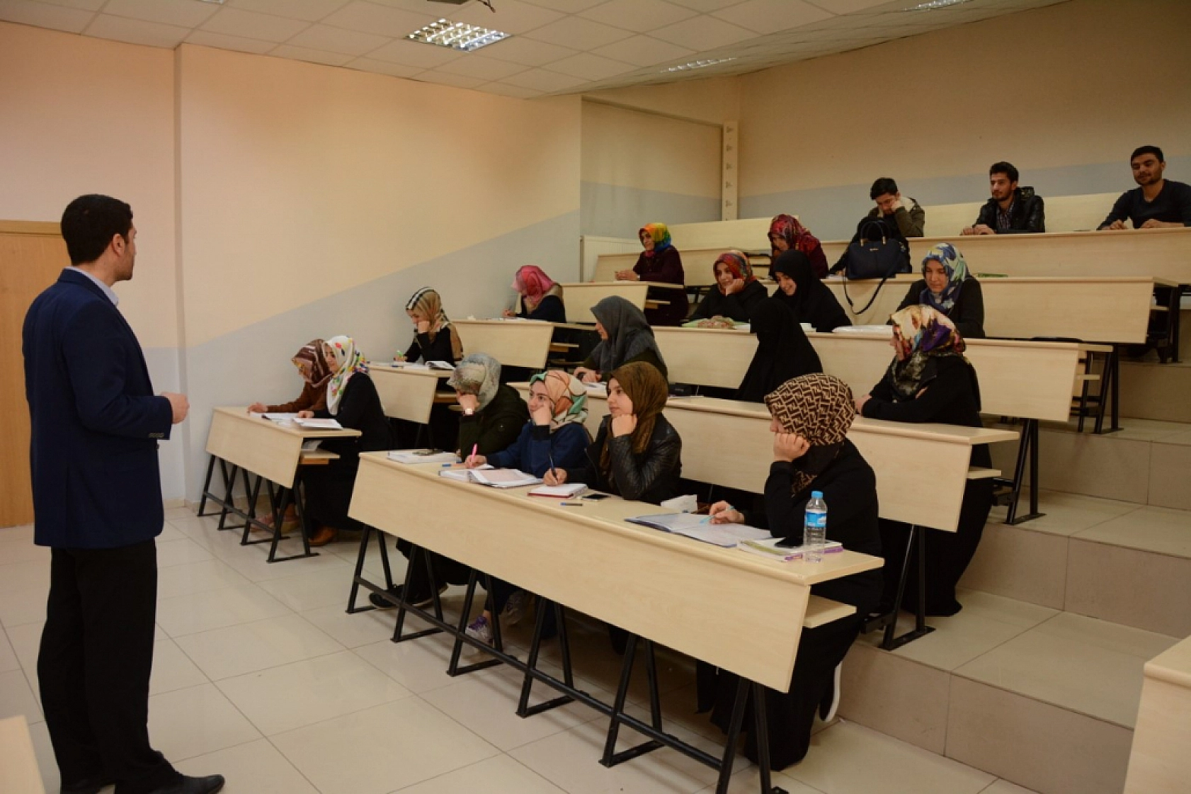 Ekonomik Zorluğun Gölgesinde Öğrenci Olmak: Üniversiteliler Çalışmak Zorunda!