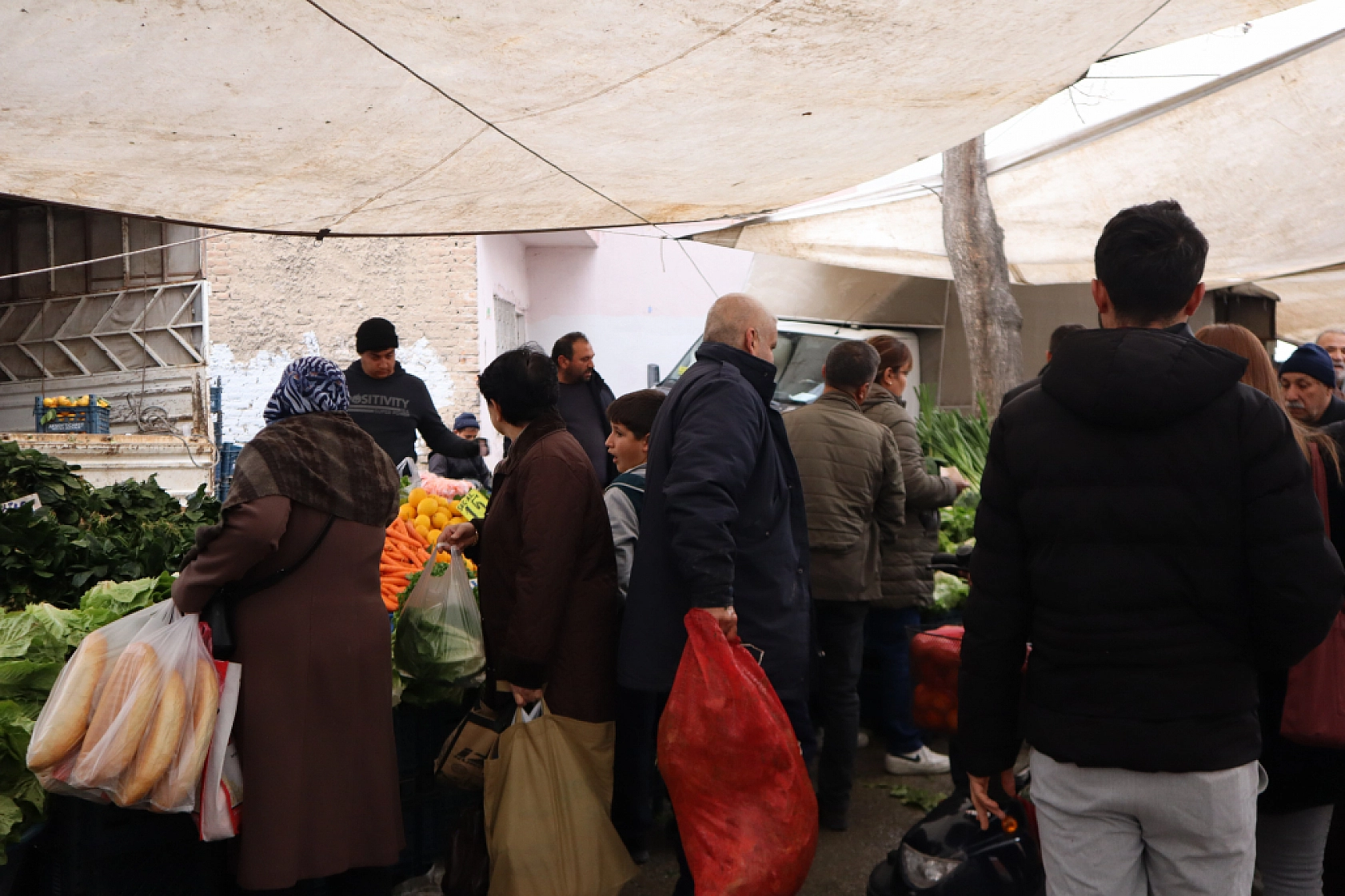 Soğuklar Sebze Fiyatlarını Vurdu: Pazarlar Ateş Pahası! İşte Güncel Meyve Sebze Fiyatları...