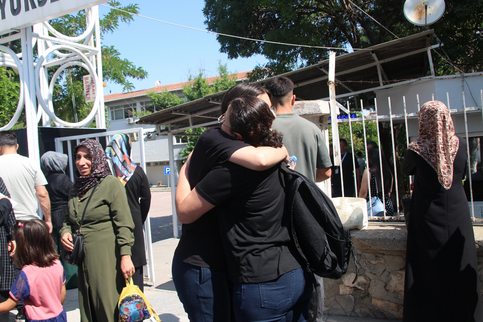 Malatya'da AYT sona erdi: Veliler aynı soruyu sordu: 'Sınav nasıldı?'