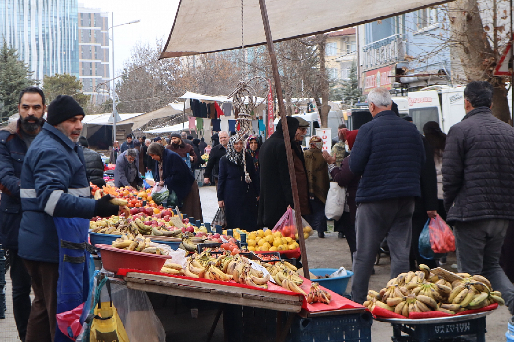 Soğuklar Sebze Fiyatlarını Vurdu: Pazarlar Ateş Pahası! İşte Güncel Meyve Sebze Fiyatları...