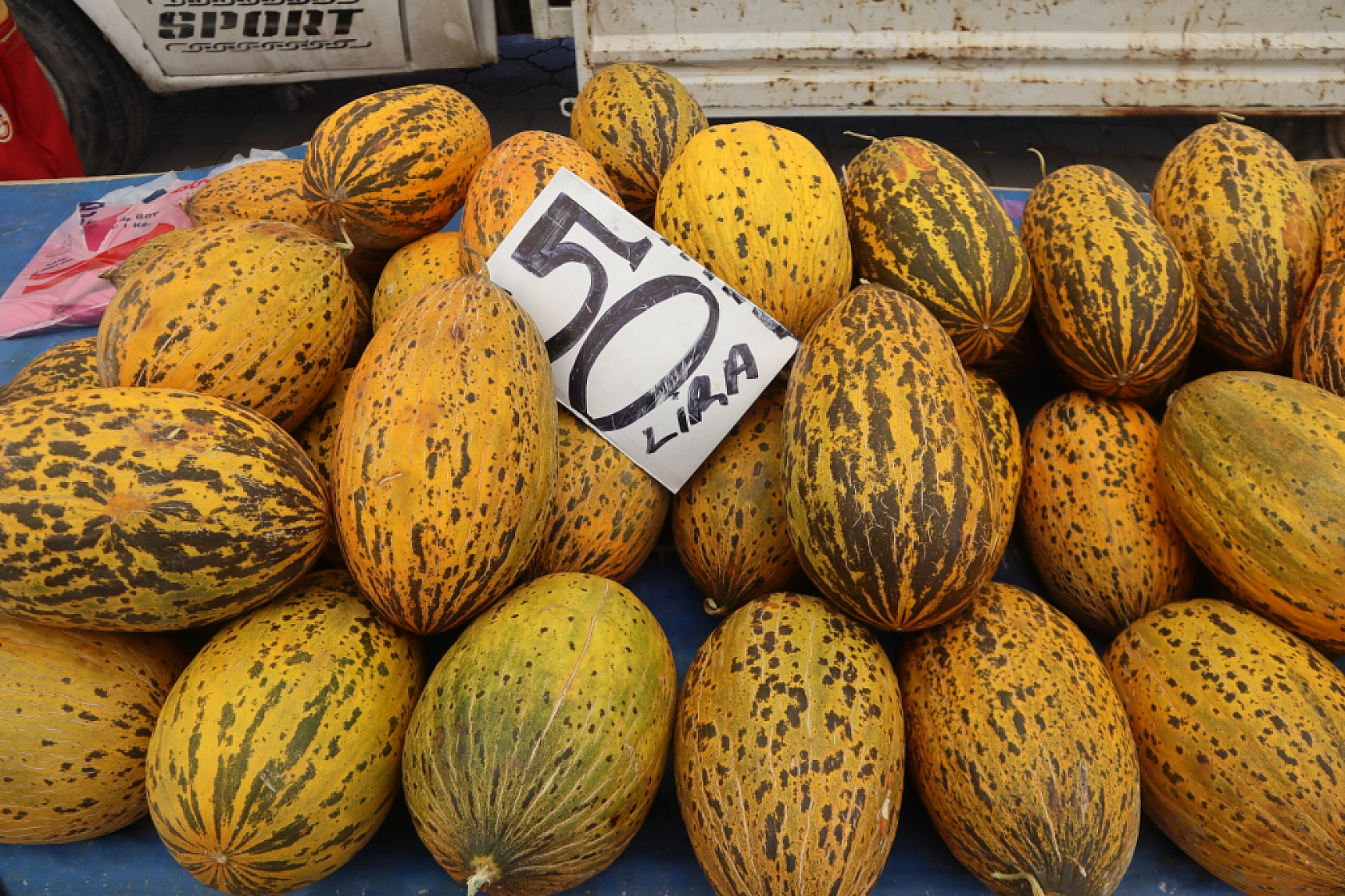 Pazarda şok fiyatlar! Domates salatalık 10 liraya kadar düştü…