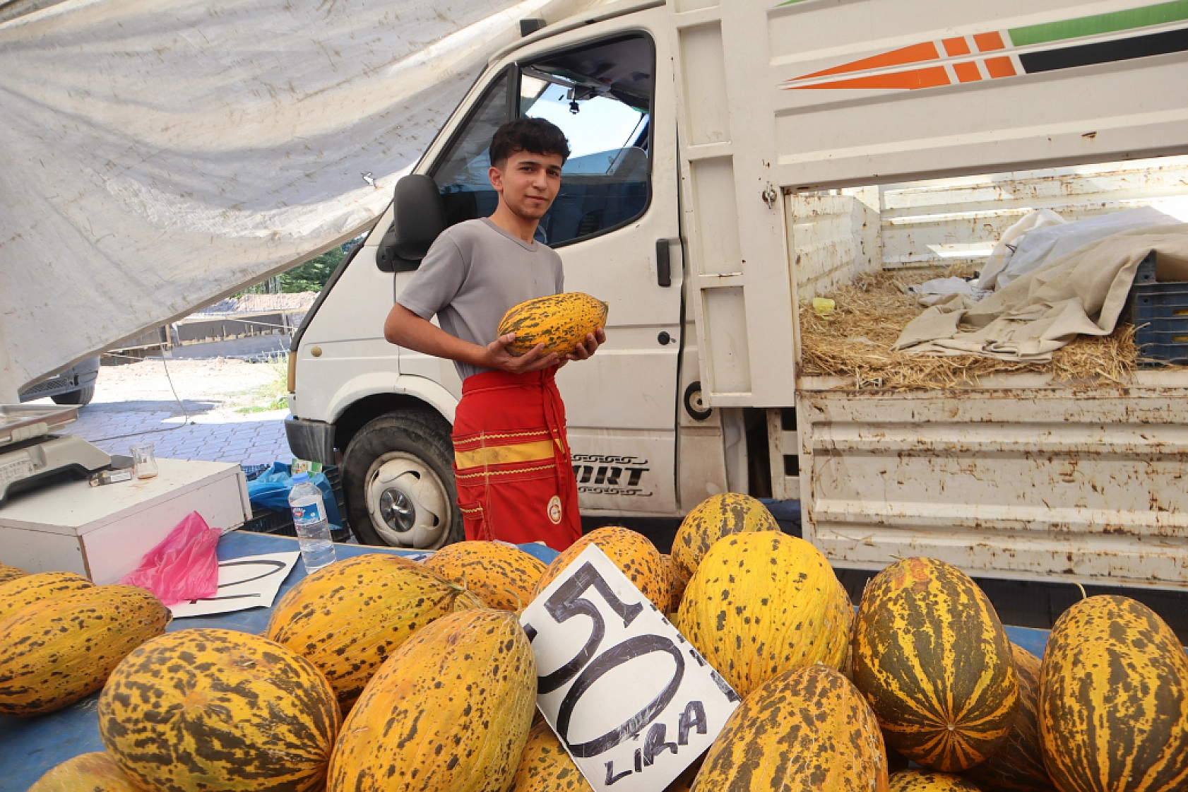 Pazarda şok fiyatlar! Domates salatalık 10 liraya kadar düştü…